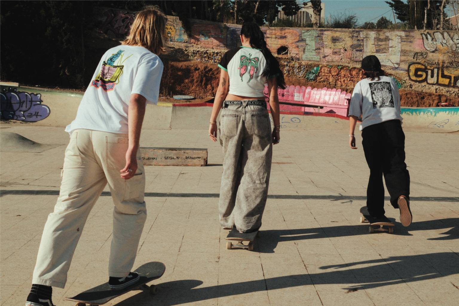 Ropa de skate que no puede faltar en tu armario: tendencias y marcas top